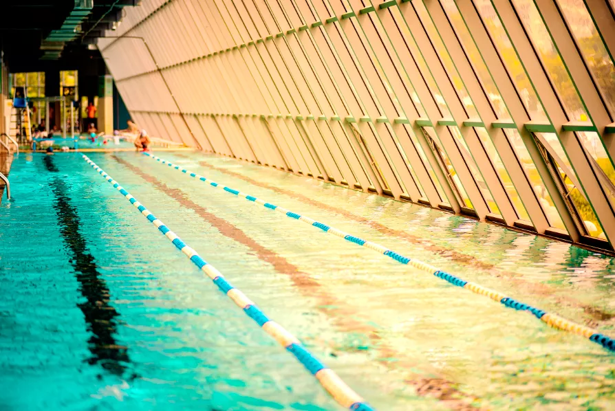 罗田成人混凝土钢结构游泳池项目